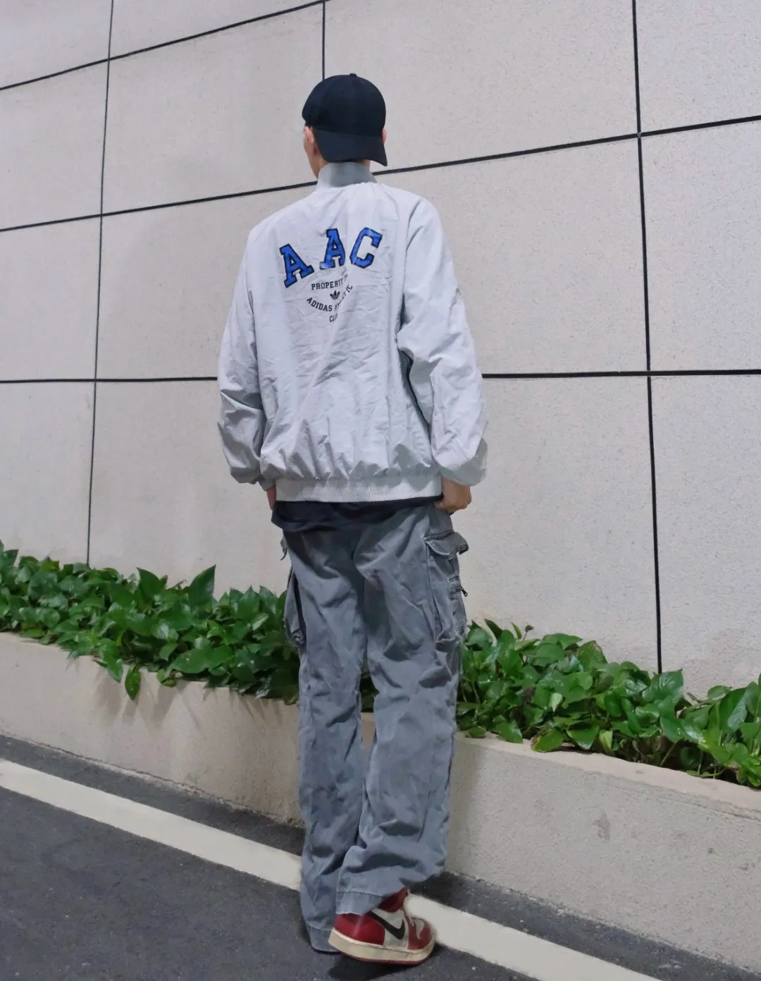 No watermark upper body renderings📝𝟭𝟬𝟴𝟲𝟯#Exclusive real shot/difference between various stolen pictures and online version on the market [𝗔𝗱𝗶𝗱𝗮𝘀Adidas Clover Stand Collar Jacket] Same Style Couple Men's and Women's Jacket! Windbreaker, loose-fit jacket, youth coat, loose-fit college style, easy to control) ✅Adidas/Adidas clover men's jacket, women's coat, loose-fit jacket, spring and summer three-stripe stand-up collar men's and women's Same Style couple's jacket, sales have been leading! ! Ningbo Shenzhou provides fabrics, one-to-one customization! ✅Adidas Classic three-stripe splicing design is used on both sides of the chest. The main Adidas Classic logo is printed on the chest. The fabric is made of micro-nano anti-UV fabric, which is light, comfortable, Breathable and easy to carry. The interior is lined with mesh cotton and the texture is very good. In fact, it can be worn in all three seasons: spring, summer and autumn! ! And don’t worry about the quality, this batch of goods is obtained through special channels, exclusively for the official website! ! Recommend with confidence, sell with confidence! A product with basically zero after-sales service! ! ❤️ins/ / Hot Sale sun protection clothing, oversize, unisex style, loose Versatile, can be worn by boys and girls, better paired with couple outfits, super Versatile, in the hot summer, paired with such a skin clothing, the upper body is comfortable and cool, while maintaining comfort and fashion sense. ✅Complete three standards! Perfect Quality! Size: 𝗦-𝗫𝗫𝗟 (loose fit) Color: Gray